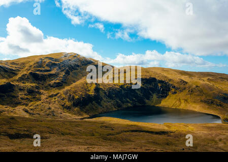 Llyn Llygad Rheidol und der Nordwand des Plynlimon, aka Pumlumon Fawr, Ceredigion, Wales Stockfoto