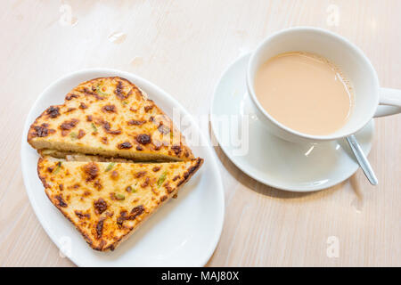 Einfachen snack Toast und Zwiebel Sandwich in Weißbrot mit gegrillten Käse auf der Oberseite und einer Tasse Kaffee Stockfoto