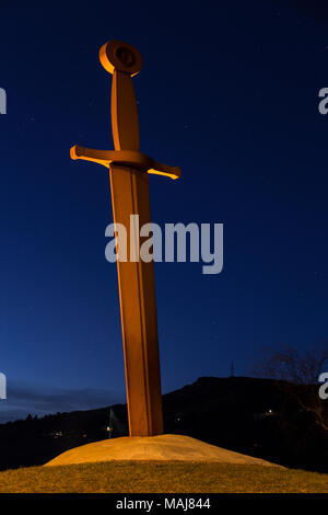 Skulptur von König Artus' Schwert Excalibur in Llanberis, Snowdonia, North Wales bei Nacht Stockfoto