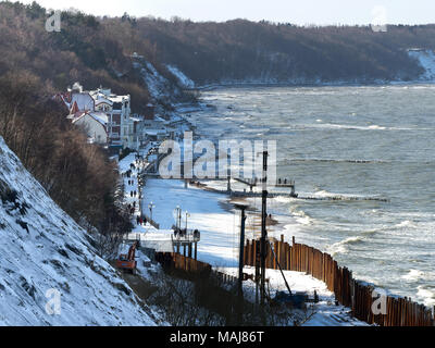 Russland, Swetlogorsk, Kaliningrad Region, 2018, Februar, Bau von der Promenade am Meer, Stärkung der Küste, spezielle Ausrüstung auf t Stockfoto