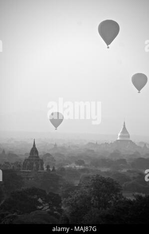 Schwarze und weiße Sonnenaufgang in Bagan, Myanmar Stockfoto