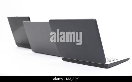 Drei offenen Laptop am Arbeitsplatz. isoliert auf weißem Stockfoto