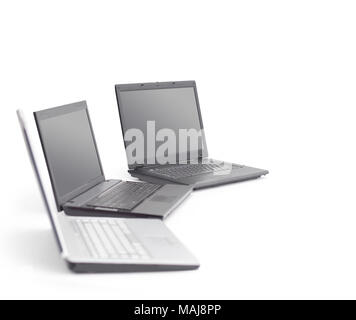 Offen Laptop auf dem Desktop in ein leeres Büro Stockfoto