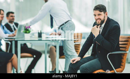 Portrait von Manager auf dem Hintergrund der Business Team arbeiten i Stockfoto