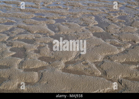 Morecambe Bay Wattenmeer, Wellen und Sprüche durch die Bewegung von Wasser im Meer gebildet, da die Gezeiten Aufstieg und Fall zweimal am Tag. Stockfoto