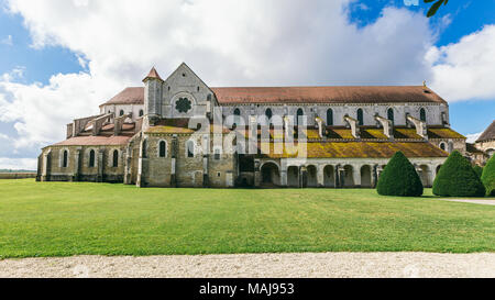 Abtei in Frankreich Pontigny, die ehemalige Zisterzienserabtei in Frankreich, einer der fünf ältesten und bedeutendsten Klöster des Ordens Stockfoto