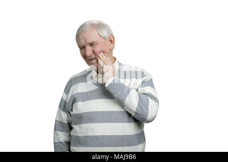 Portrait von älteren Menschen mit schrecklichen Zahnschmerzen. Großvater fühlt Schmerz in seiner Zähne, berühren die Wange. Weiß isoliert Hintergrund. Stockfoto