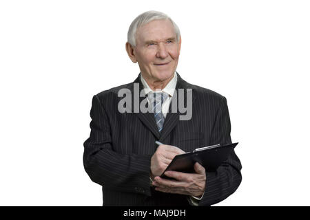 Senior Geschäftsmann einen Hinweis auf die Zwischenablage. Portrait des alten Mannes zu schreiben. Weiß isoliert Hintergrund. Stockfoto