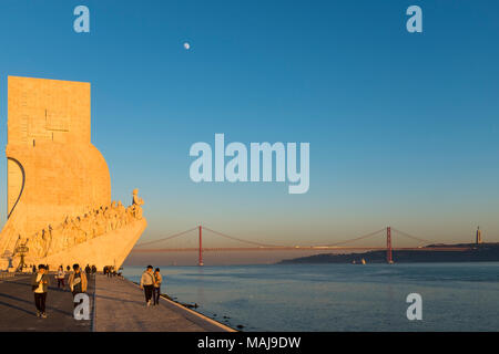 Lissabon, Portugal - Januar 10, 2017: Touristen genießen den Sonnenuntergang in der Nähe des Monument der Entdeckungen (Padrao dos Descobrimentos) in der Stadt Lisb Stockfoto