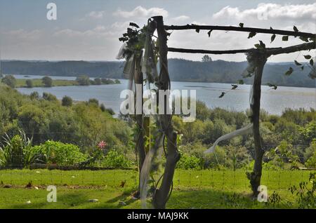 Liebevoll dekorierte Torbogen für Hochzeit mit erstaunlichen Landschaft im Hintergrund Stockfoto