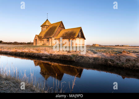 England, Kent, Fairfield. Der hl. Thomas Becket Kirche auf Romney Marsh während der Dämmerung und der Sonnenaufgang auf dem frostigen Wintertag. Dorf diente es jetzt verschwunden. Stockfoto