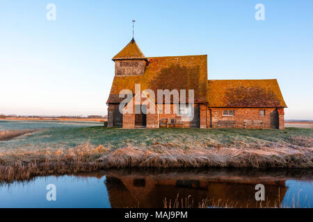 England, Kent, Fairfield. Der hl. Thomas Becket Kirche auf Romney Marsh während der Dämmerung und der Sonnenaufgang auf dem frostigen Wintertag. Dorf diente es jetzt verschwunden. Stockfoto