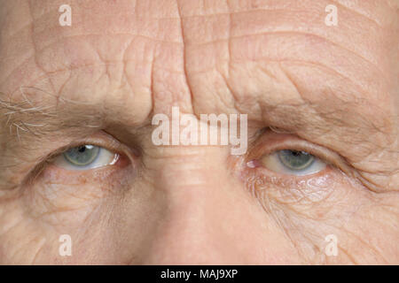 Runzeln auf der alte Mann die Augen schließen. Traurig und düster, Opa. Stockfoto