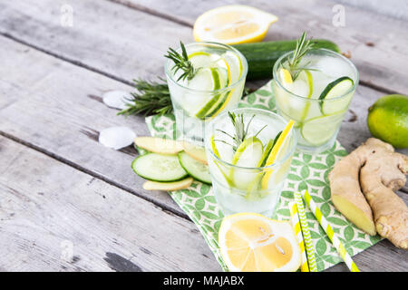 Hausgemachte Limonade mit Kalk, Rosmarin, Ingwer, Gurke und Eis auf einem Holz- Hintergrund. Stockfoto