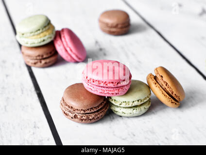 Leckere Makronen oder Macaron Kekse auf einem Tablett. Kaffeepause Szene mit bunte Macarons und selektiven Fokus. Stockfoto