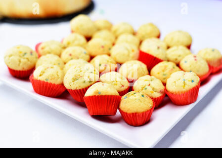 Leckere Cupcakes auf einem weissen Teller, Dessert Arrangement. Stockfoto