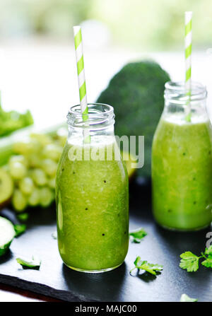 Grüne Smoothie in Gläser. Fitness oder Diät Drink mit Kiwi, Brokkoli, Salat und verschiedenen Zutaten. Gesundes Getränk in einer Glasflasche. Stockfoto