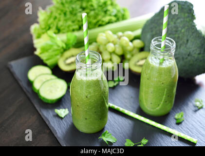 Grüne Smoothie in Gläser. Fitness oder Diät Drink mit Kiwi, Brokkoli, Salat und verschiedenen Zutaten. Gesundes Getränk in einer Glasflasche. Stockfoto