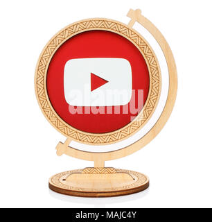 Kiew, Ukraine - November 01, 2017: Youtube Kreissymbol auf Papier gedruckt und in Holz- Globus auf weißem Hintergrund. YouTube ist ein US-amerikanischer Video Stockfoto