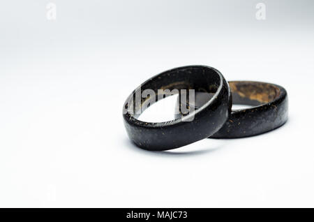 Paar coconut Ringe zusammen auf einem weißen Hintergrund. Intensive schwarze Ton. Handwerk in nordöstlich der Brasilianischen indigenen Ring. Tucum Ring. Stockfoto