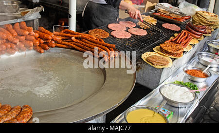 Frisch zubereitet und gegrilltem Fleisch gebraten auf Angebot für Kunden. Stockfoto