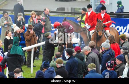 Jockey J J Slevin an Bord allgemeine Grundsatz, feiert mit Onkel Jim O'Brien, beobachtet von Cousins Joseph (links) und Sara O'Brien (weiße Kappe) nach dem Gewinn der Boylesports Irish Grand National Chase, während BoyleSports Irish Grand National Tag der Osterfestspiele 2018 Fairyhouse Racecourse Ratoath, Co Meath. Stockfoto