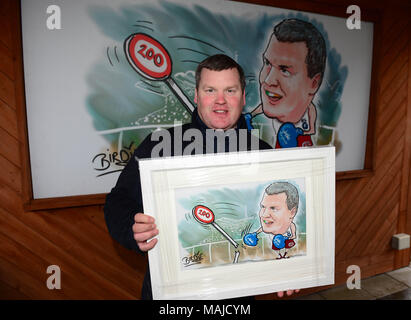 Trainer Gordon Elliott ist mit einem Darren Bird cartoon zweihundert Pferden für die Saison zu markieren vorgestellt, nach dem Gewinn der Boylesports Irish Grand National Chase, während BoyleSports Irish Grand National Tag der Osterfestspiele 2018 Fairyhouse Racecourse Ratoath, Co Meath. Stockfoto