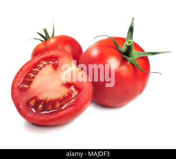 Reife Tomaten oder Tomaten, auf weißem Hintergrund. Frische Tomaten in Scheiben schneiden und Tomaten auf Weiß. Zutaten zum Kochen. Stockfoto
