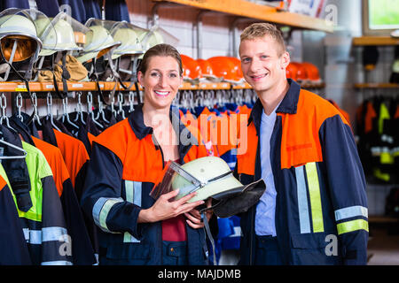 Die feuerwehrleute vor dem nächsten Betrieb Stockfoto