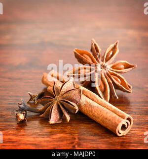 Weihnachten Gewürze auf einem Holz- Hintergrund. Selektiver Fokus der Sternanis, Zimt und Nelken mit kopieren. Stockfoto