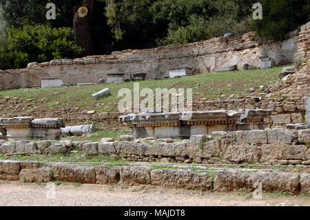 Griechenland. Olympia. Nymphäum des Herodes Atticus. Ca. 160 AD. Römische Zeit. Blick auf die Ruinen. Elis Region Peloponnes. Stockfoto