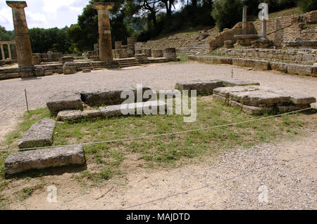 Olympia. Tempel der Hera. Es wurde gebaut, Aound 600 v. Chr.. Blick auf den Altar. Die Fackel der olympischen Flamme leuchtet in seinen Ruinen seit 1936. Elis region, Peloponnes, Griechenland. Stockfoto