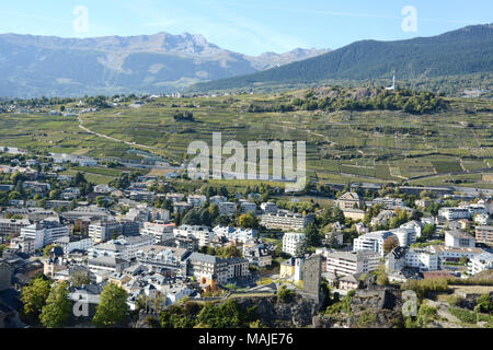 Die Stadt Sion und Weinbergen an den Kanten, von der Swiss Wine Trail gesehen, im Rhonetal, Kanton Wallis, Schweiz. Stockfoto