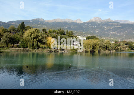 Einen grünen Garten am Lac de Geronde, unterhalb der Berner Alpen. in der Schweizer Stadt Sierre, im Kanton Wallis, Schweiz. Stockfoto