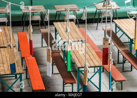 Sitzgelegenheiten im Freien an der W.H. Stile Fish Camp Restaurant (aka Dub Fish Camp) in der zentralen Halle der Ponce City Market in Atlanta, Georgia. (USA Stockfoto