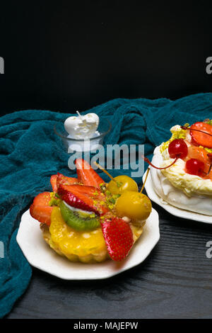 Frische und köstliche Frucht Kuchen mit weißem Herz Kerze. Romantischer Urlaub, dating Stockfoto