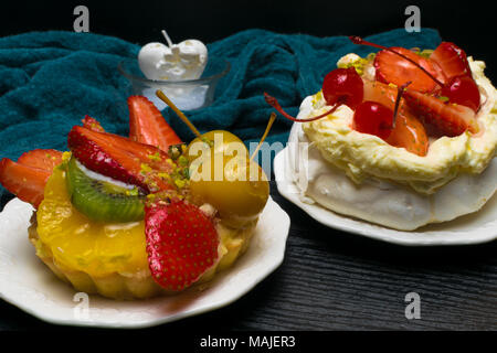 Frische und köstliche Frucht Kuchen mit einem Weiß Herz Kerze. Romantischer Urlaub, dating Stockfoto