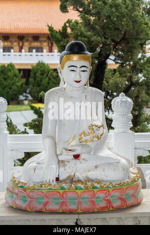 Hacienda Heights, CA, USA - 23. März 2018: Weiß, Gold und Rot Statue der Erleuchtung des Buddha auf Seite der Garten mit Lotus Podest Hs Stockfoto