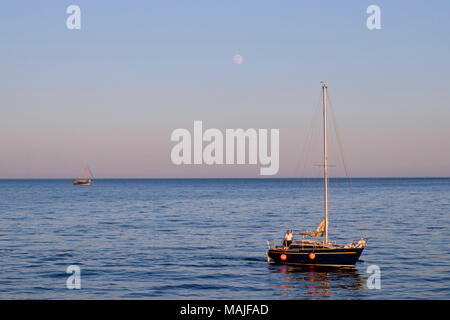 Segelyacht Autofahren auf glatten Meer / Ozean Stockfoto