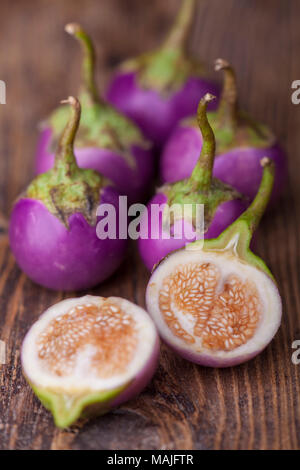 Asiatische Aubergine auf dunklem Holz Stockfoto