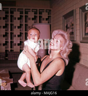 JAYNE MANSFIELD (1933-1967) US-Schauspielerin mit ihrem Sohn Miklos etwa 1960 Stockfoto