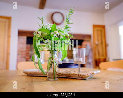 Home-grown Blumen auf einem Küchentisch in einem Sommer Küche. Stockfoto