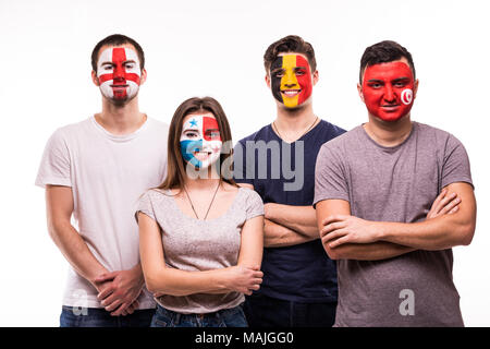 Suport Gruppe von Fans der Nationalmannschaft mit bemalten Gesichtern. England, Belgien, Tunesien, Panama Fans isoliert auf weißem Stockfoto