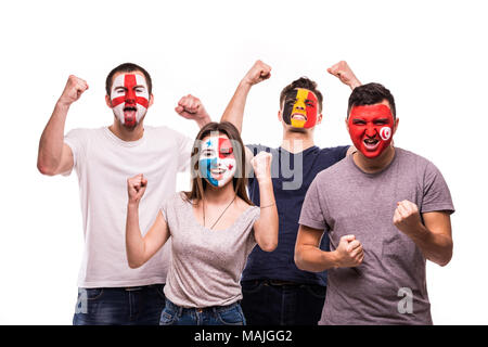 Suport Gruppe von Fans der Nationalmannschaft mit bemalten Gesichtern. England, Belgien, Tunesien, Panama Fans Sieg schreien isoliert auf weißem Stockfoto