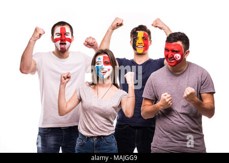 Suport Gruppe von Fans der Nationalmannschaft mit bemalten Gesichtern. England, Belgien, Tunesien, Panama Fans Sieg schreien isoliert auf weißem Stockfoto