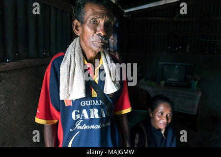 Pater Antonio Martins Abad-Santos, eine philippinische Arzt/Jesuitenpater bekannt als Vater Bong, betreibt eine Mobile medizinische Klinik im bergigen Gelände von Timor-Leste. Der Mangel an Transport- und isolierten Bedingungen schwierig ist für die ländliche Bevölkerung angemessene Gesundheitsversorgung zu erhalten. Fr Bong reist mit zwei Assistenten auf isolierte Bereiche in den Bezirken Ermera und Liquica. Patienten warten auf eine ärztliche Beratung bei Naisuta Weiler, in den Distrikt Ermera. Stockfoto