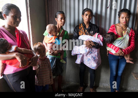 Pater Antonio Martins Abad-Santos, eine philippinische Arzt/Jesuitenpater bekannt als Vater Bong, betreibt eine Mobile medizinische Klinik im bergigen Gelände von Timor-Leste. Der Mangel an Transport- und isolierten Bedingungen schwierig ist für die ländliche Bevölkerung angemessene Gesundheitsversorgung zu erhalten. Fr Bong reist mit zwei Assistenten auf isolierte Bereiche in den Bezirken Ermera und Liquica. Mütter bringen ihre Babys für Überprüfungen an Naisuta Weiler in den Distrikt Ermera. Stockfoto