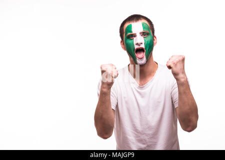Glückliche Sieg schreien Mann fan support Nigeria Nationalmannschaft mit bemaltem Gesicht isoliert auf weißem Stockfoto