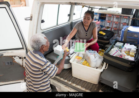 Pater Antonio Martins Abad-Santos, eine philippinische Arzt/Jesuitenpater bekannt als Vater Bong, betreibt eine Mobile medizinische Klinik im bergigen Gelände von Timor-Leste. Der Mangel an Transport- und isolierten Bedingungen schwierig ist für die ländliche Bevölkerung angemessene Gesundheitsversorgung zu erhalten. Fr Bong reist mit zwei Assistenten auf isolierte Bereiche in den Bezirken Ermera und Liquica. Medizin ist von hinten ein Fahrzeug bei Naisuta Weiler in den Distrikt Ermera. Stockfoto