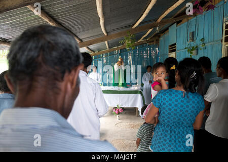 Pater Antonio Martins Abad-Santos, eine philippinische Arzt/Jesuitenpater bekannt als Vater Bong, betreibt eine Mobile medizinische Klinik im bergigen Gelände von Timor-Leste. Der Mangel an Transport- und isolierten Bedingungen schwierig ist für die ländliche Bevölkerung angemessene Gesundheitsversorgung zu erhalten. Fr Bong reist mit zwei Assistenten auf isolierte Bereiche in den Bezirken Ermera und Liquica. Fr Bong bietet auch einen religiösen Dienst am Gmanhati Weiler, Ermera für die Dorfbewohner, die teilnehmen möchten. Stockfoto